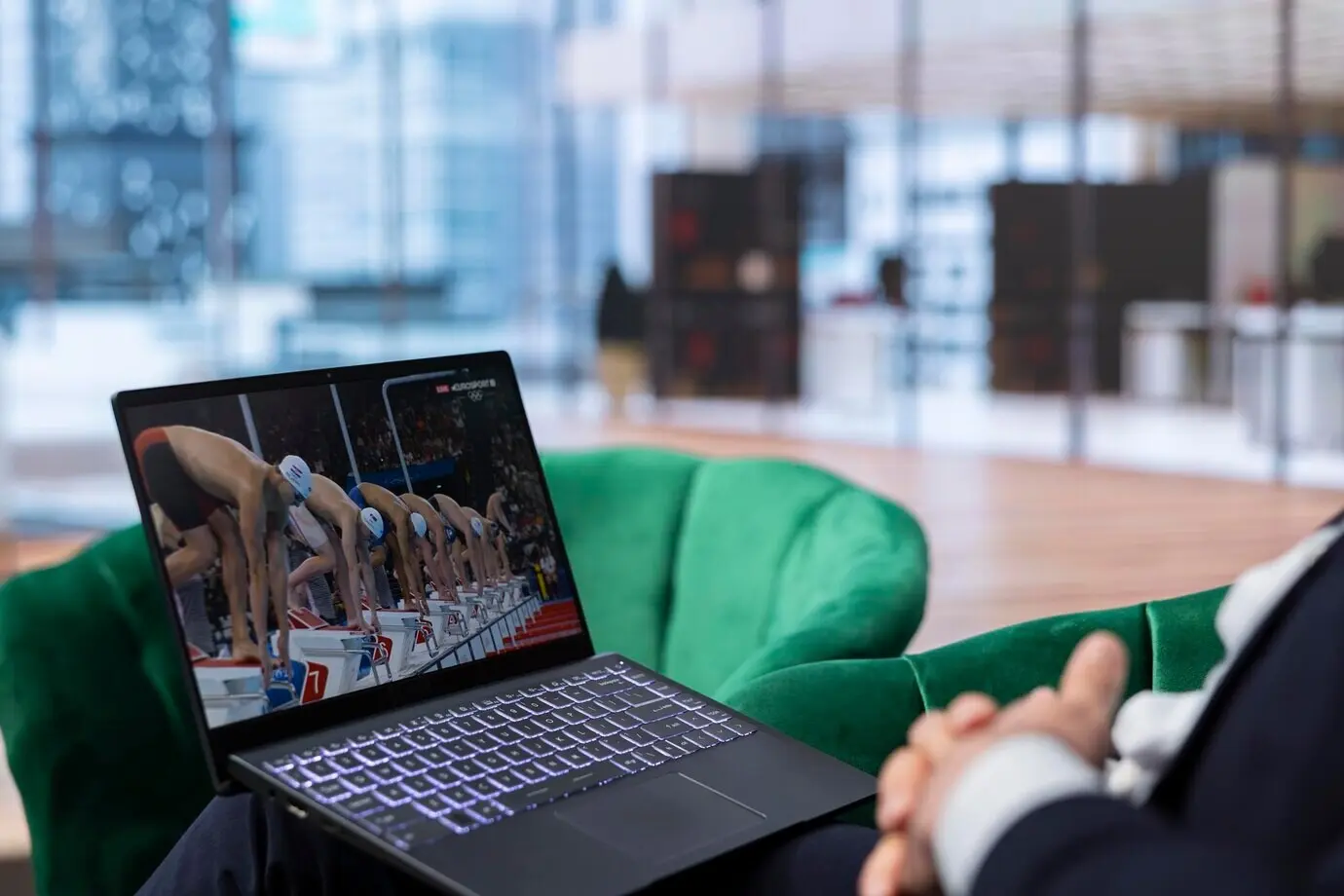 Бухарест, Румыния, 30 июля 2024 года — лидер поддерживает национального пловца.