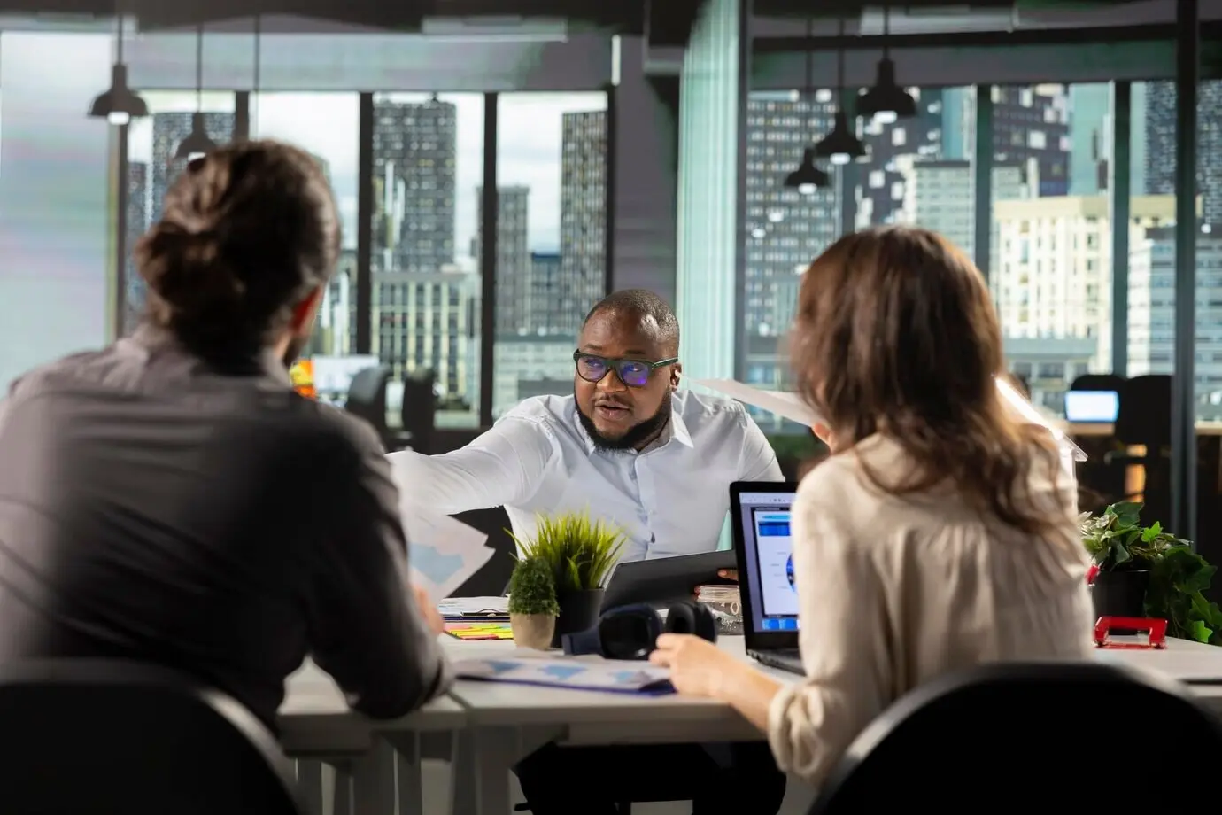 Разнообразная команда в многонациональной компании анализирует показатели эффективности и кадровые прогнозы.