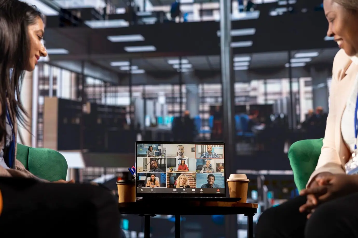 Мультикультурная команда из женщин-руководителей проводит онлайн-конференц-звонок.